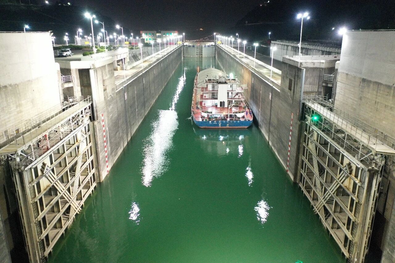 ▲4月17日20时，货轮“新长江06008”驶入三峡南线船闸一闸室。本文摄影：汤伟.jpg