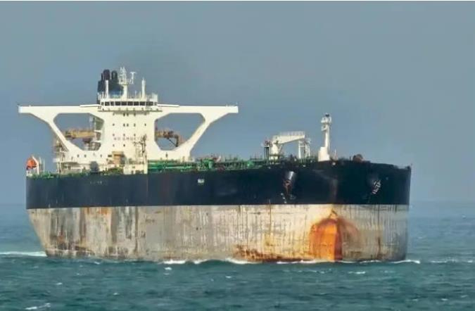 俄派潜艇护航遭美拦截的油轮，美国持续追踪十余天