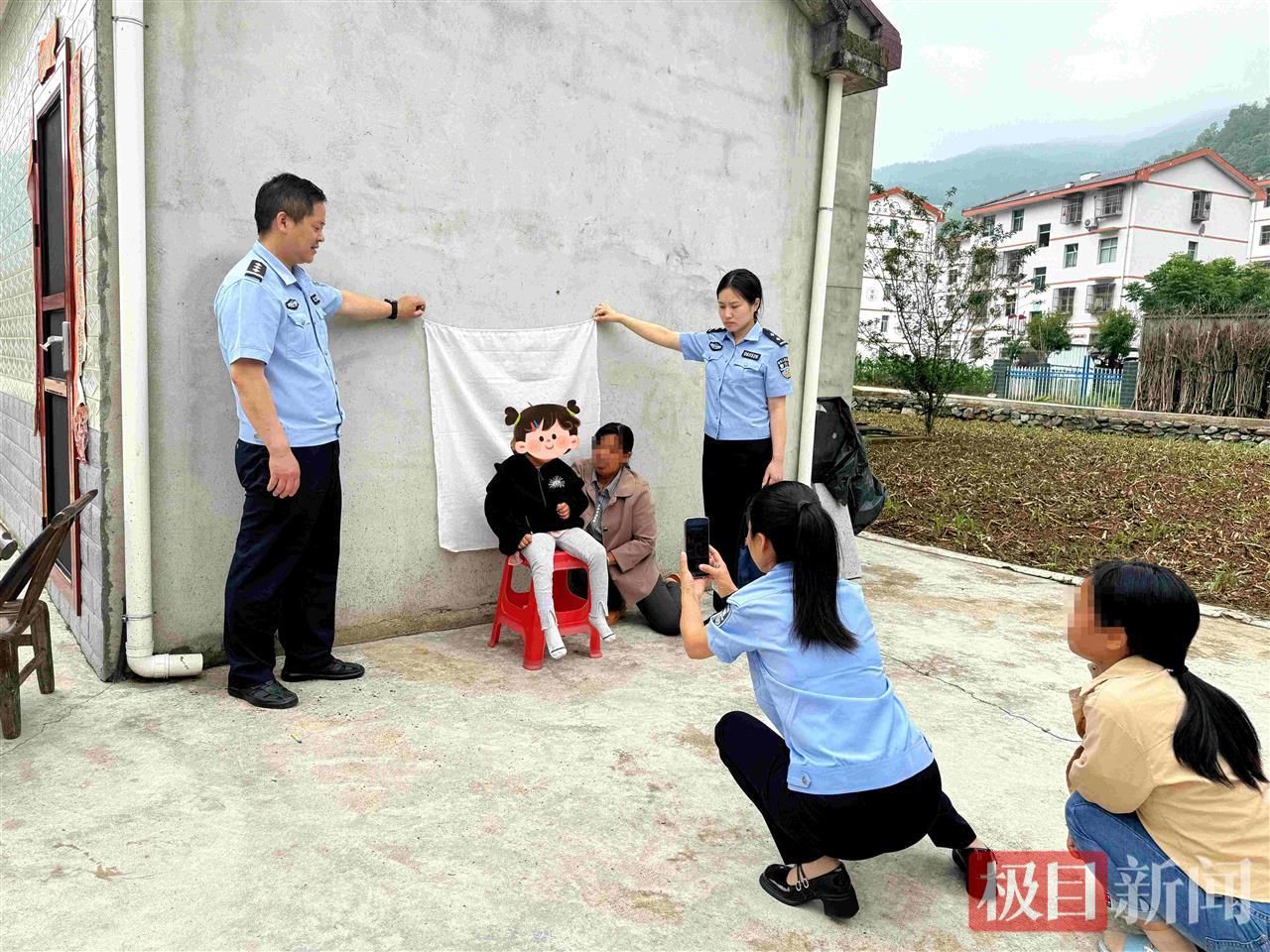 图3：民警上门为行动不便小孩办证.jpg