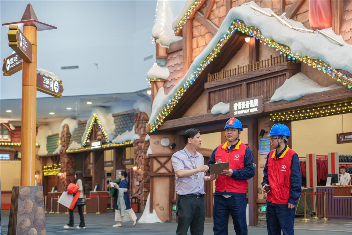 5月1日，国网湖北电力员工在武昌区梦时代商业中心向滑雪场负责人介绍安全用电规范，为武汉文旅经济发展保驾护航。（张恒 摄）.jpg