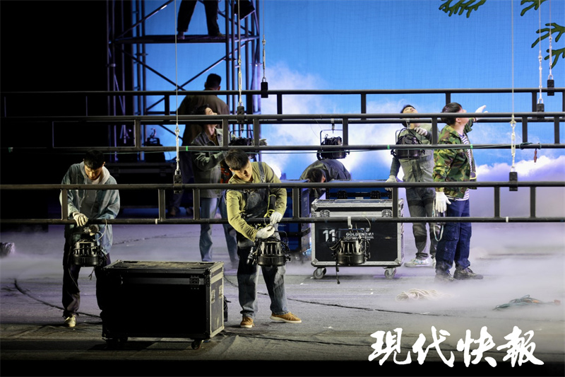 锡剧《装台》在南京上演，传统戏曲唱出装台人的酸甜苦辣 | 极目新闻