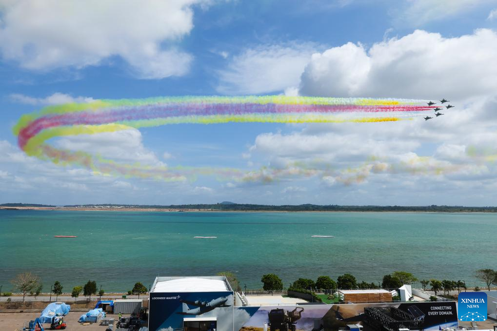 PLA Bayi Aerobatic Team conducts training for 10th Singapore Airshow | 极目新闻