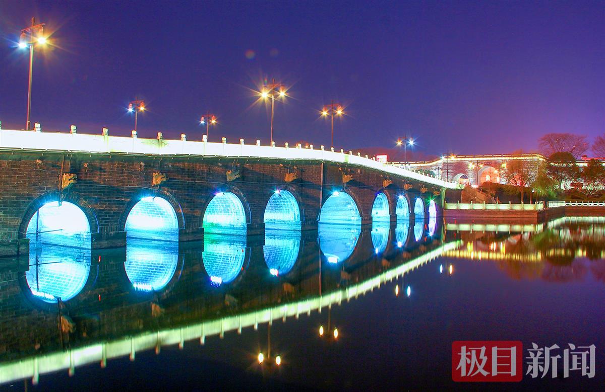 荆州古城东门及九龙桥夜景。（极目新闻记者 黄志刚 摄）.jpg