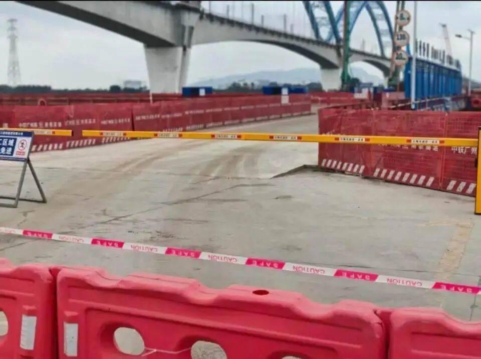施工栈桥未设安全围挡致汽车坠河事故致5死，江门鹤山成立工作专班，律师称施工方应负主要责任