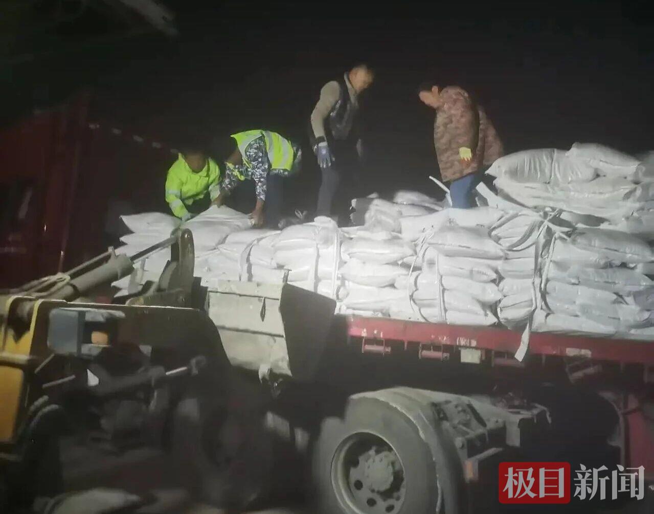 1月19日，荆州市城管执法委全面启动应急备战行动，储备物资应对雨雪冰冻天气。（极目新闻通讯员 高翔 供图）.jpg