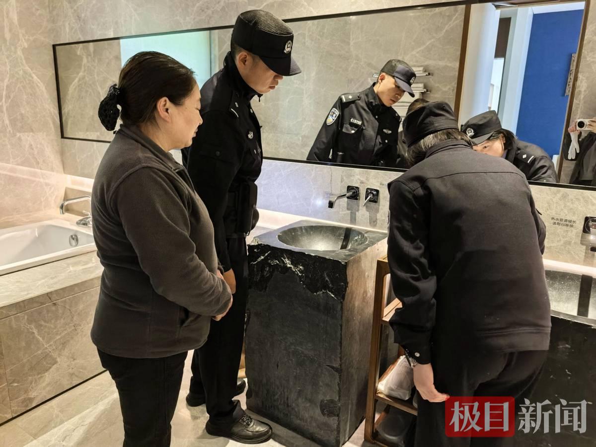 图为：民警对旅馆进行安全检查 (3).jpg