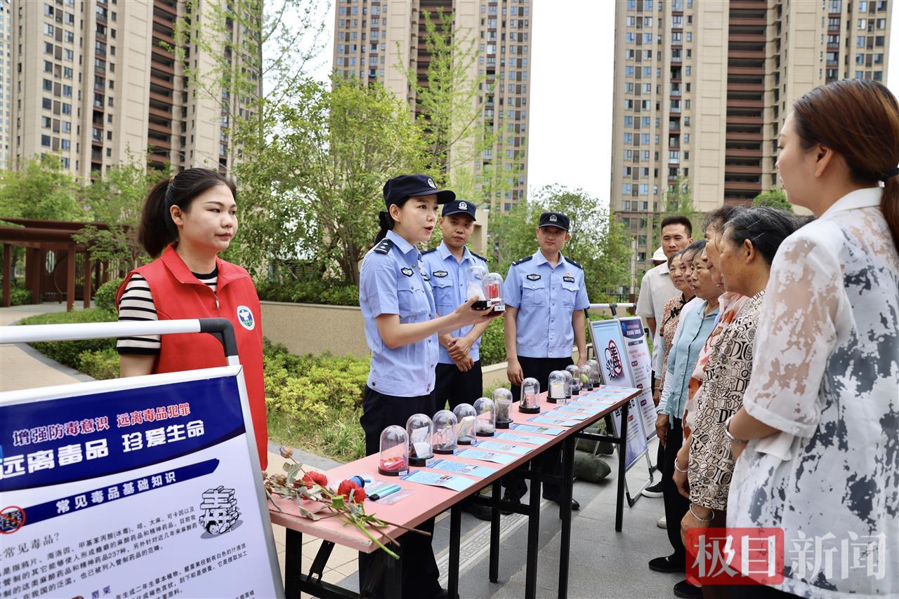 图一 民警展示禁毒模型.jpg