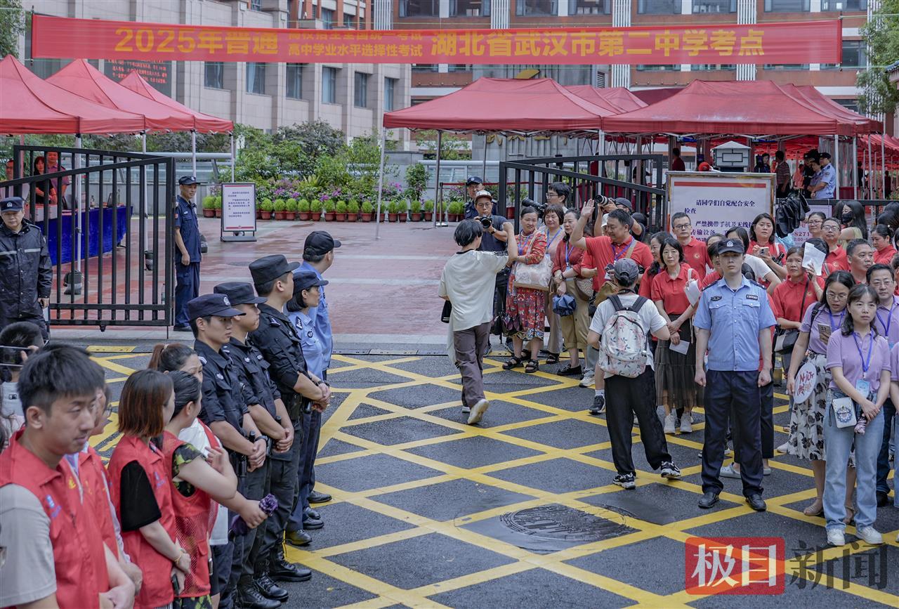 在武汉二中考点门口，社会各界为考生护路，轻松进考场3.jpg