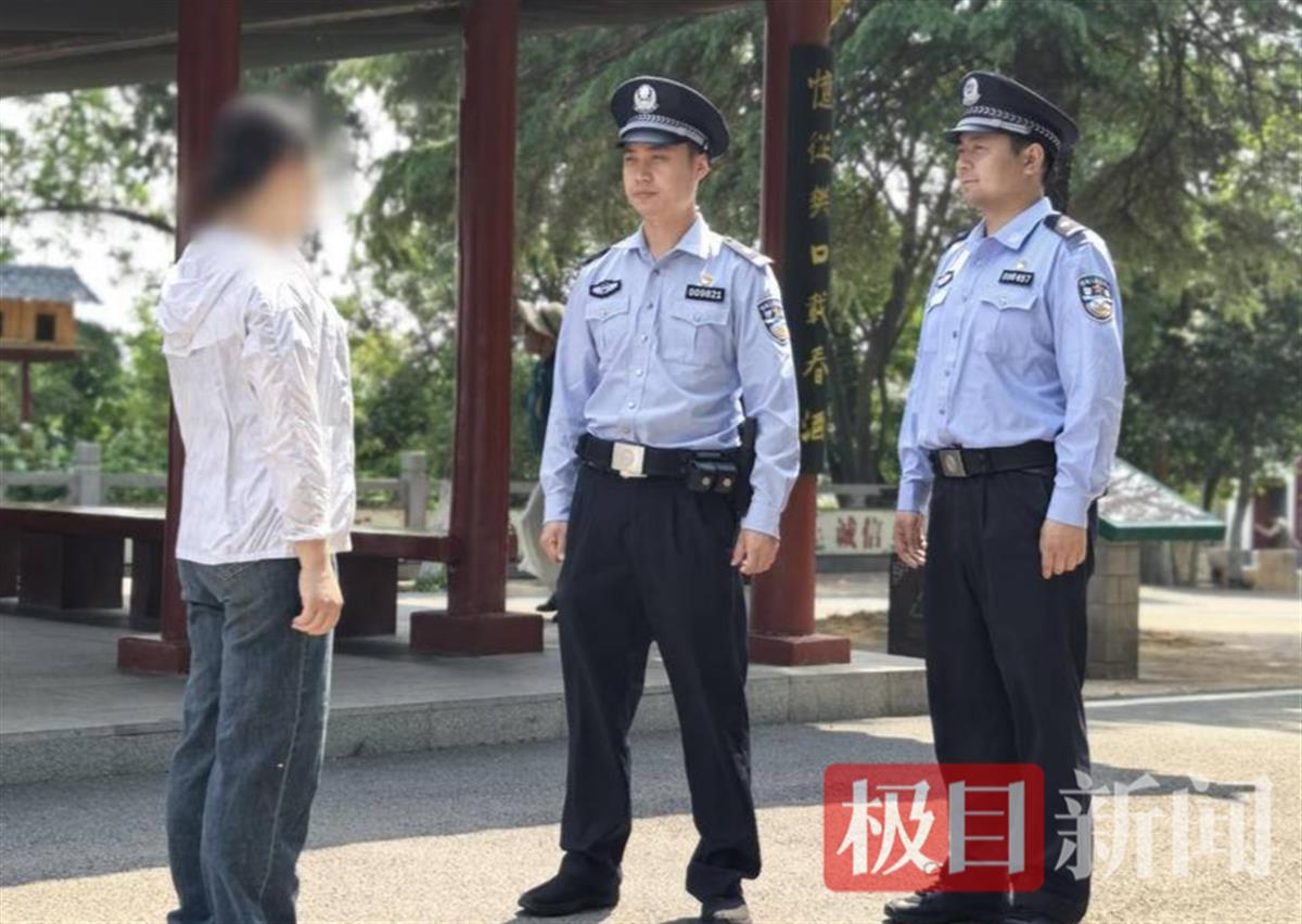 民警接受游客求助