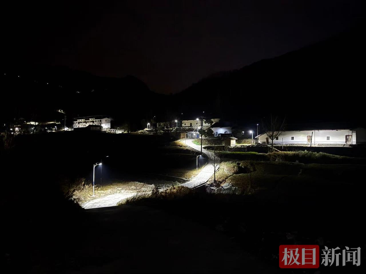 图为郧西县香口乡下香口村六组盏盏路灯点亮乡村。 范永丹摄.png
