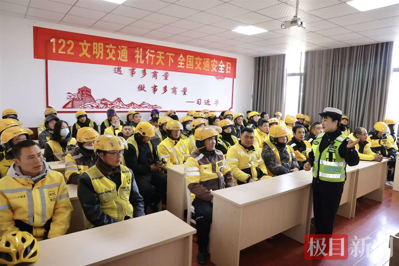 图一 民警讲解交通安全知识.jpg