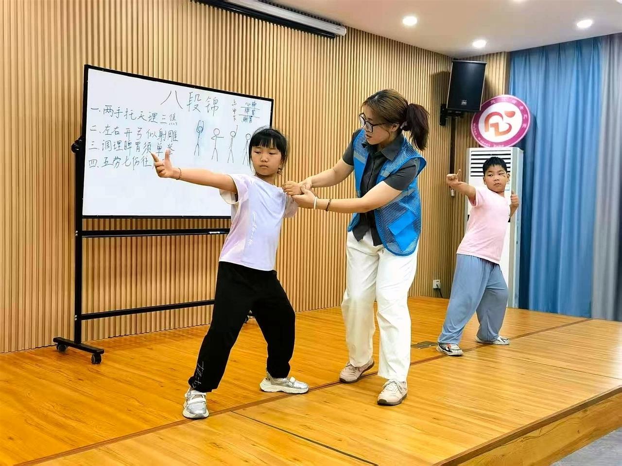 志愿者教小朋友练习“八段锦”.jpg
