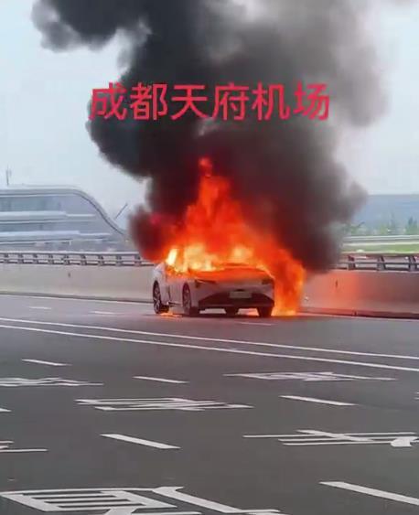 成都天府机场外一辆新能源车着火，交警：无人受伤，正在调查