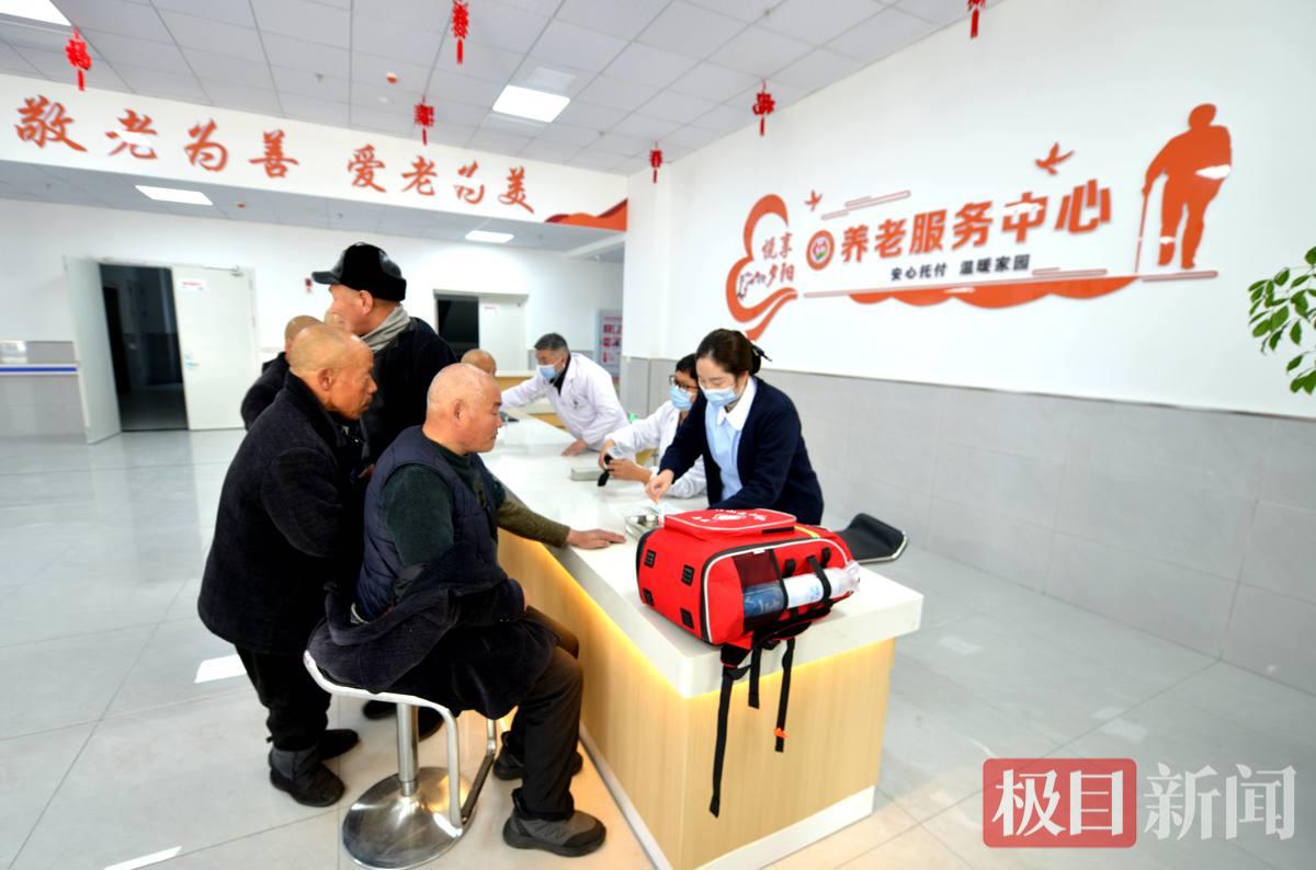 为养老服务中心老人体检.jpg
