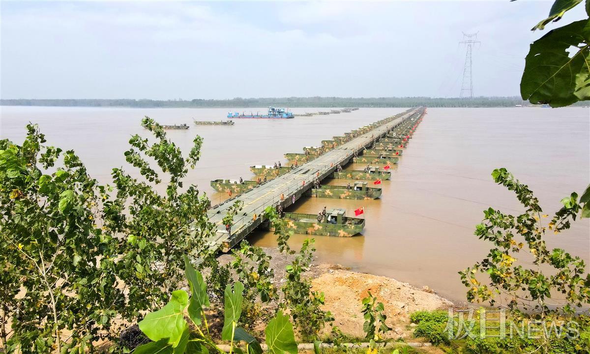 中部战区陆军某舟桥旅组织演习,28分钟千米浮桥横跨长江 | 极目新闻
