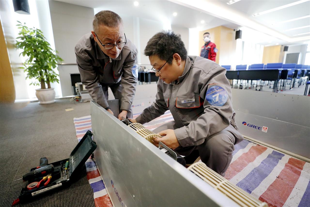 11月29日，武汉地铁迅和公司组织物业服务技能竞赛锤炼“硬功夫”，工程维保选手比拼空调检修保养。袁永华 摄.jpg