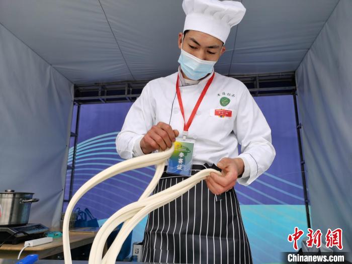 图为拉面师傅拉拉面. 张添福 摄