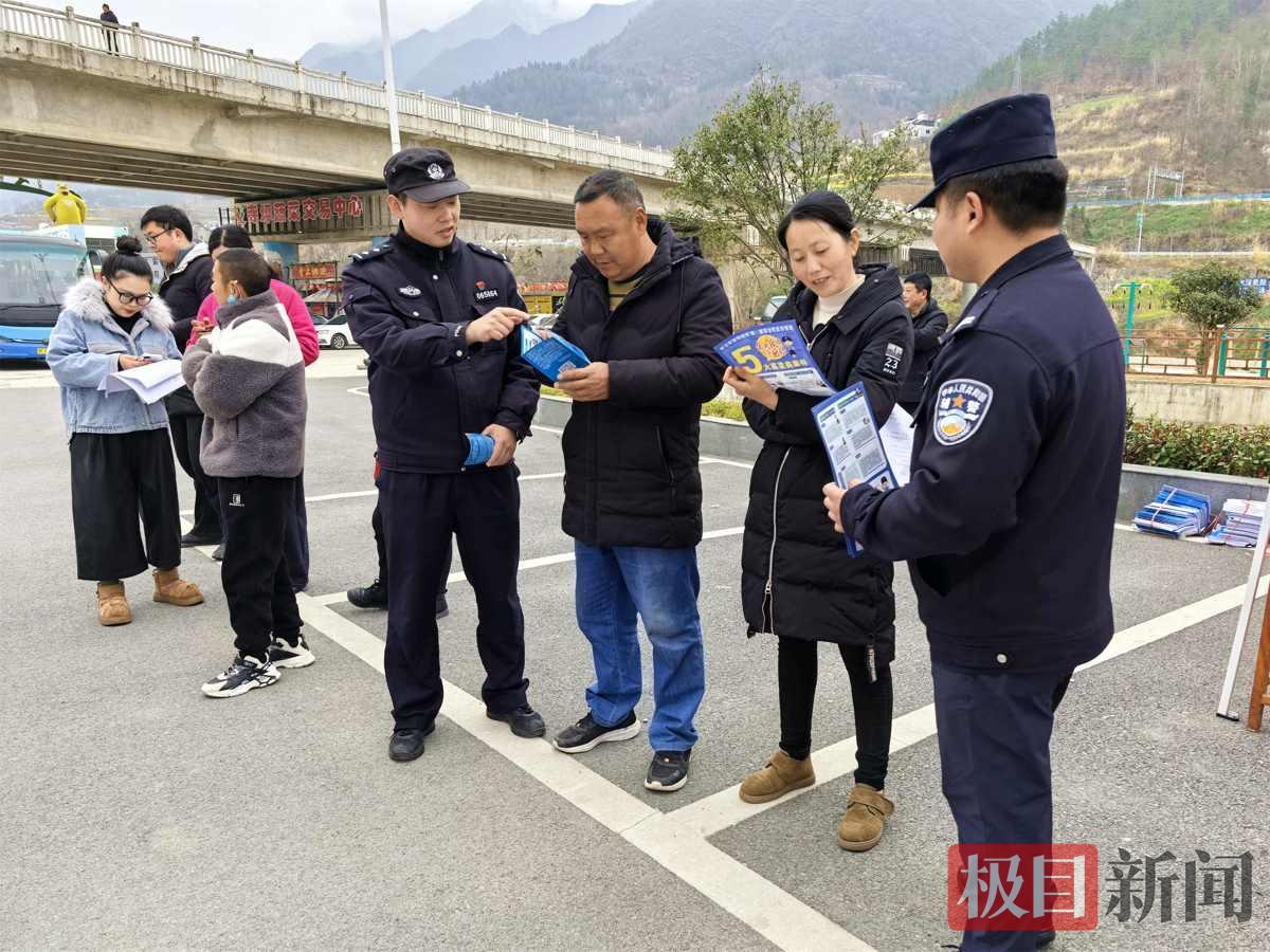 图5:民警在开展普法宣传.jpg 图5:民警在开展普法宣传.jpg