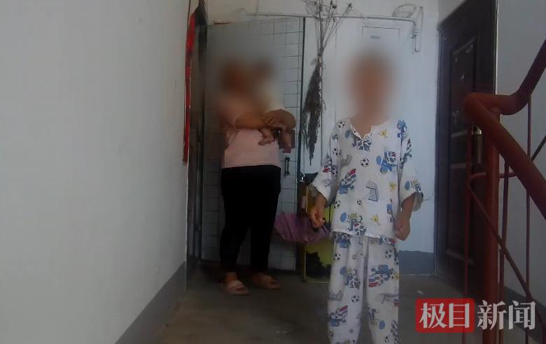 图一 小孩站在门口向民警求助.png