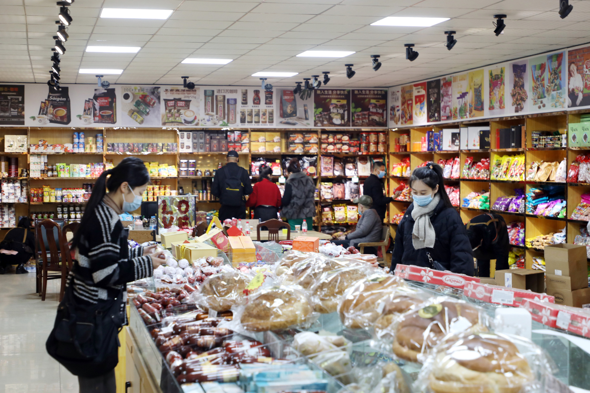 琳琅满目的俄罗斯商品吸引众多中国人购买(央广网发 徐旭 摄)
