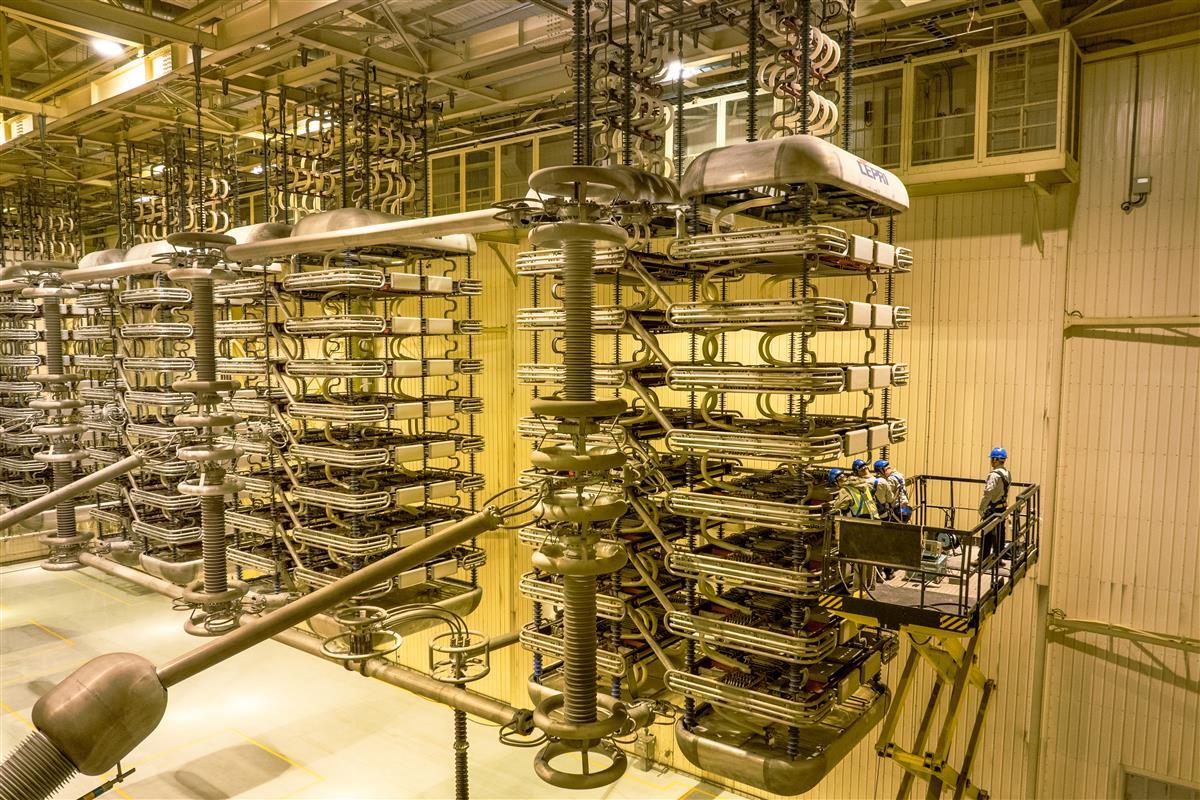 3月，国网湖北直流公司检修人员在±500千伏团林换流站阀厅内开展换流阀年度例行检修。欧阳雷 摄.jpg