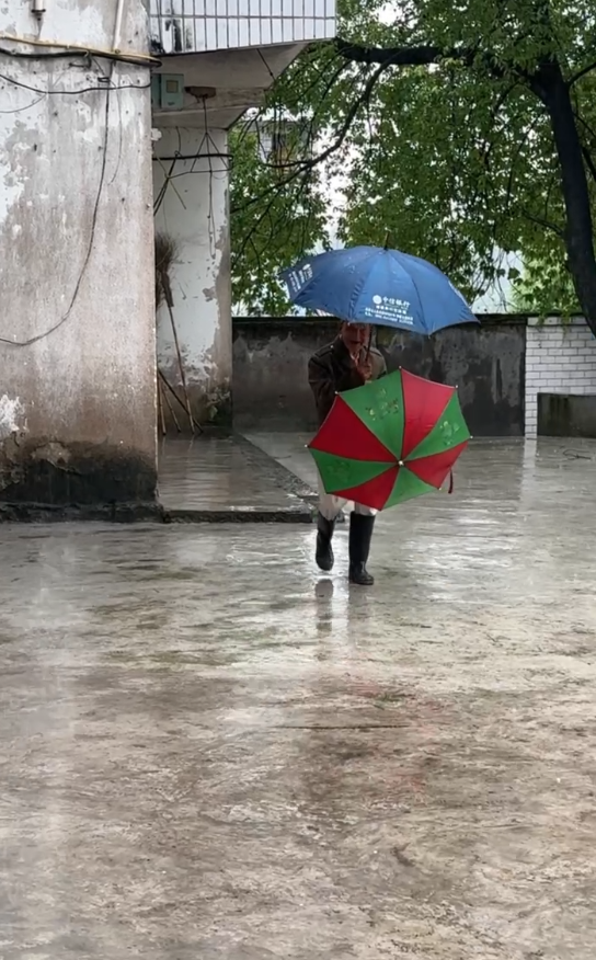 四川101岁爷爷冒雨给55岁孙子送伞,网友慕了:55岁还有爷爷疼,好幸福