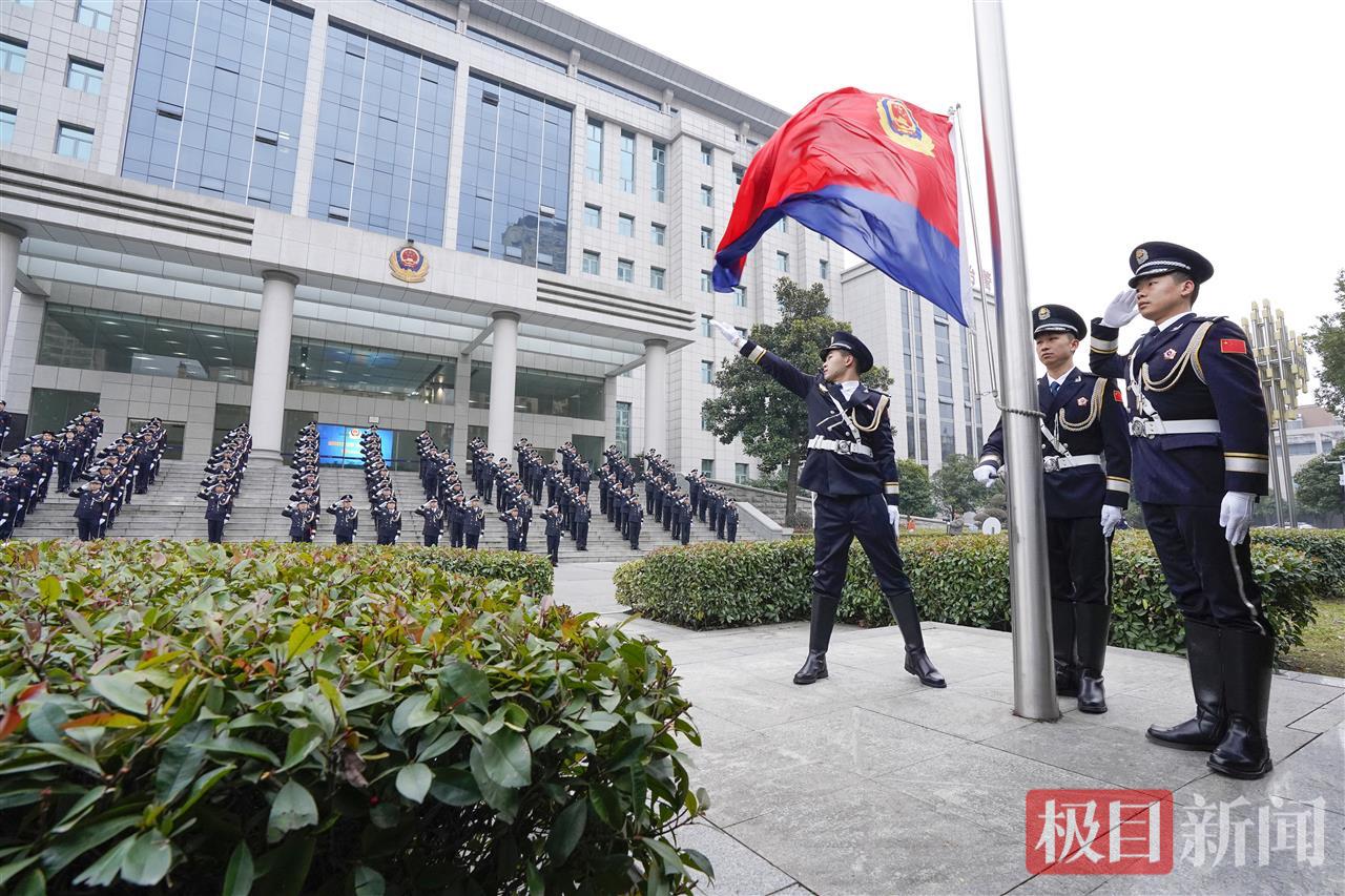 图一 举行升警旗仪式.jpg