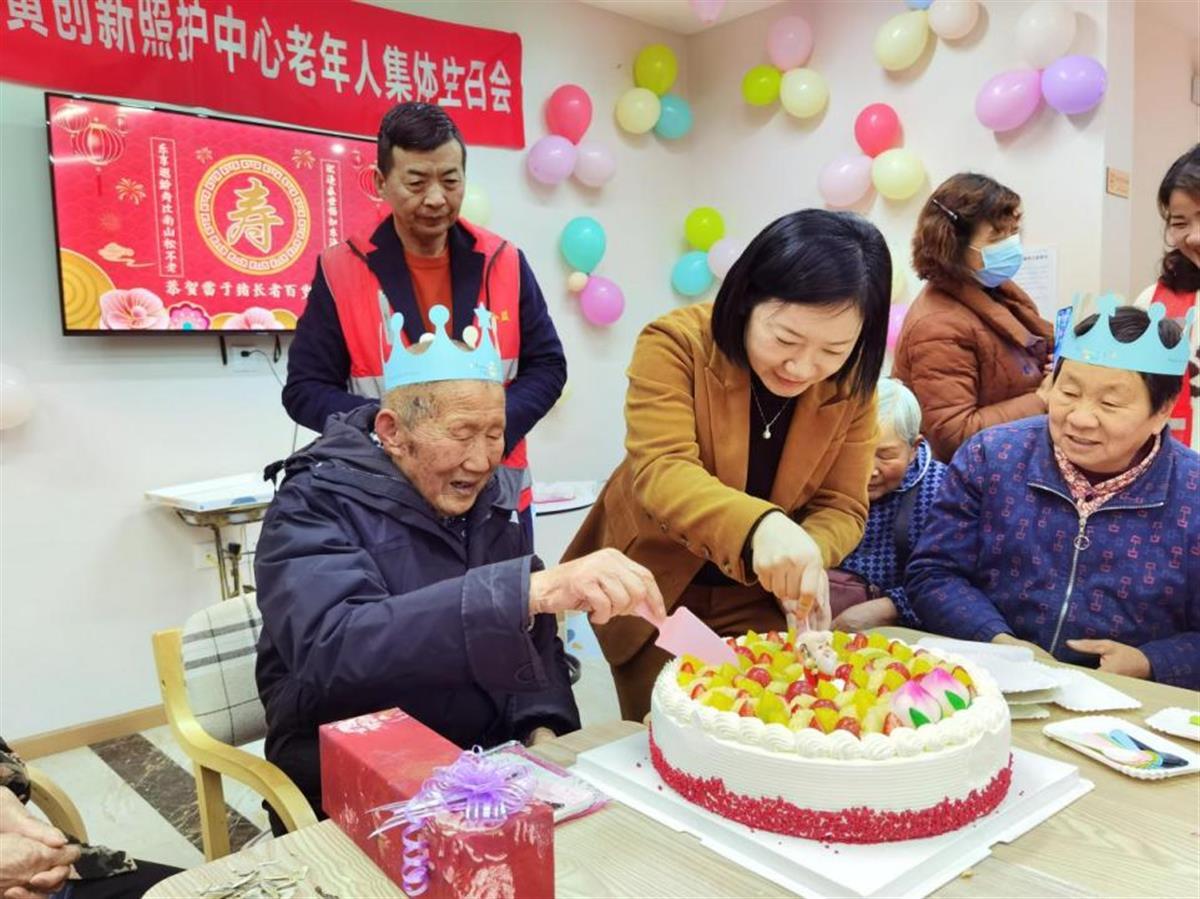 老人生日会.jpg 老人生日会.jpg