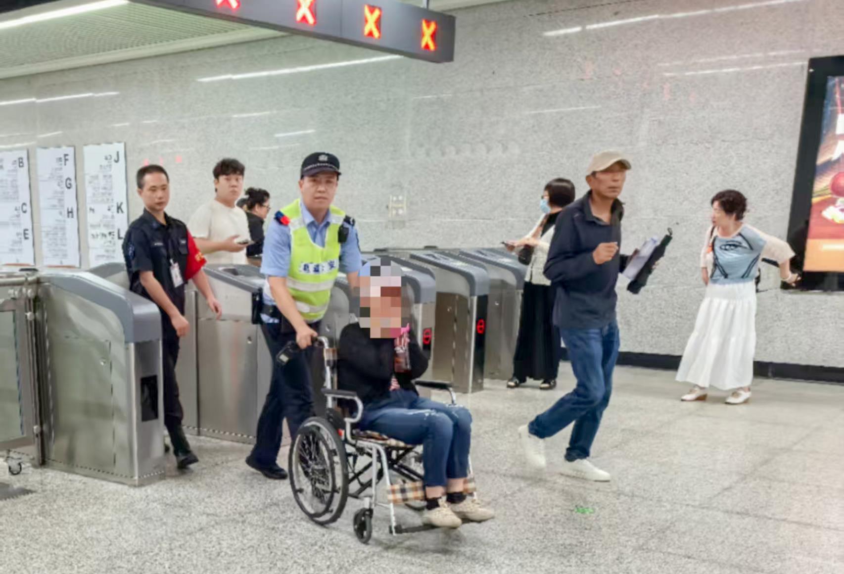 女乘客搭地铁时身体不适 轨道辅警紧急帮忙送医