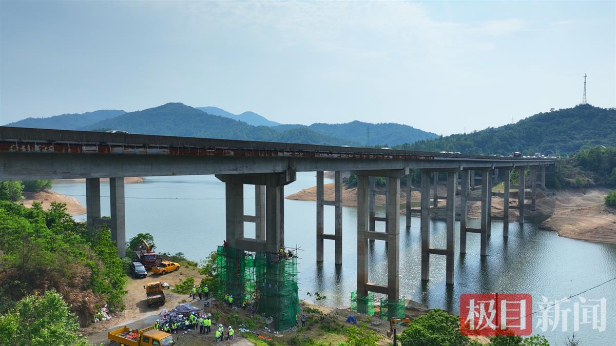 沪武高速武汉至英山段凤凰关水库大桥.jpg