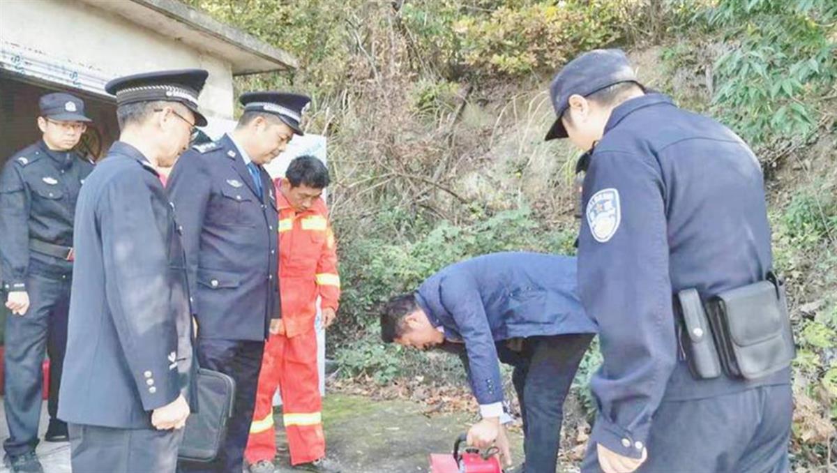 【警星的故事】森林警长叶先华：日行两万步，守护生物多样性 | 极目新闻