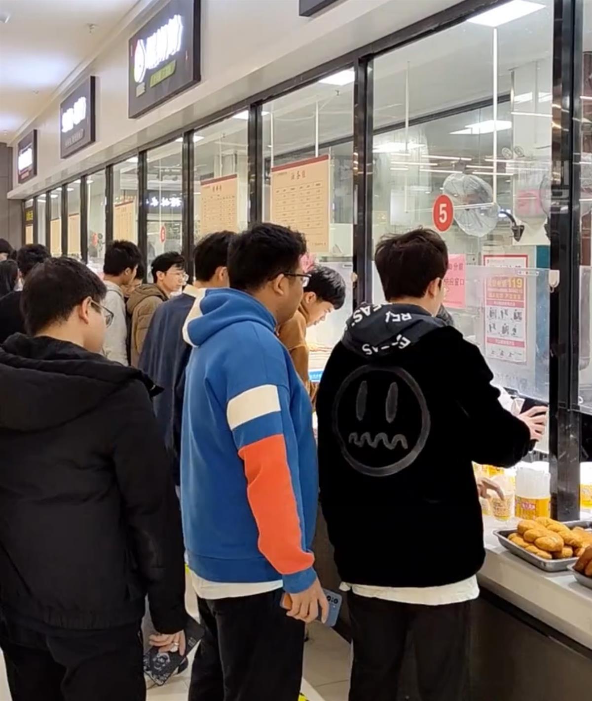 高校回应为治学生赖床推半价早餐就餐人数比以往多了一倍