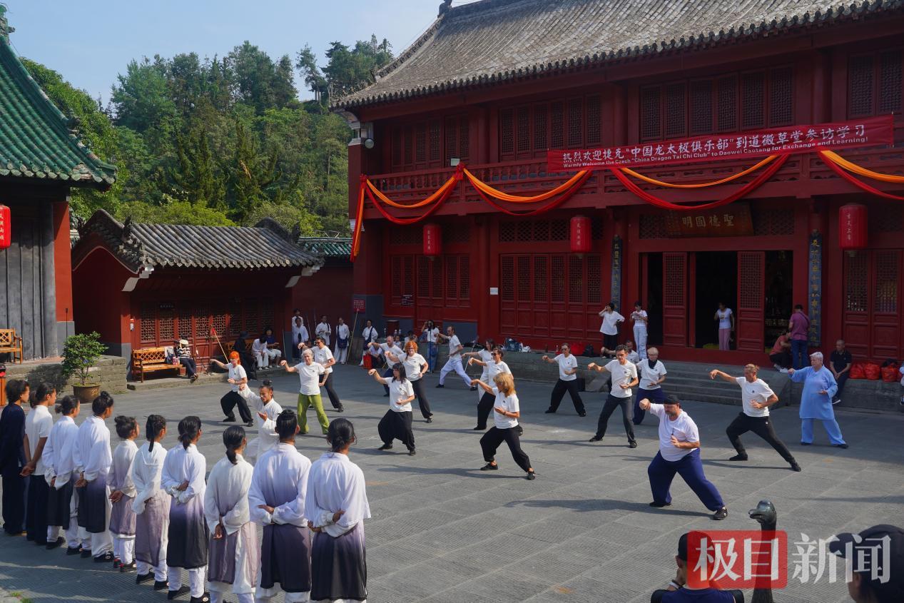 6月10日,捷克“中国龙太极俱乐部”的1 7名外国学员在武当山学习三丰太极拳.png 6月10日,捷克“中国龙太极俱乐部”的1 7名外国学员在武当山学习三丰太极拳.png
