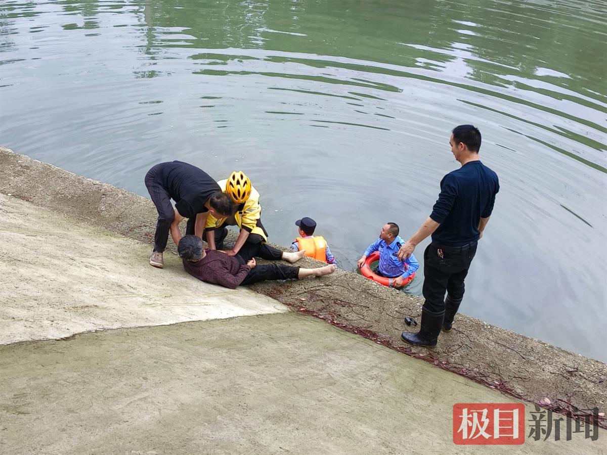 图3：警民联手将老人营救上岸。.jpg