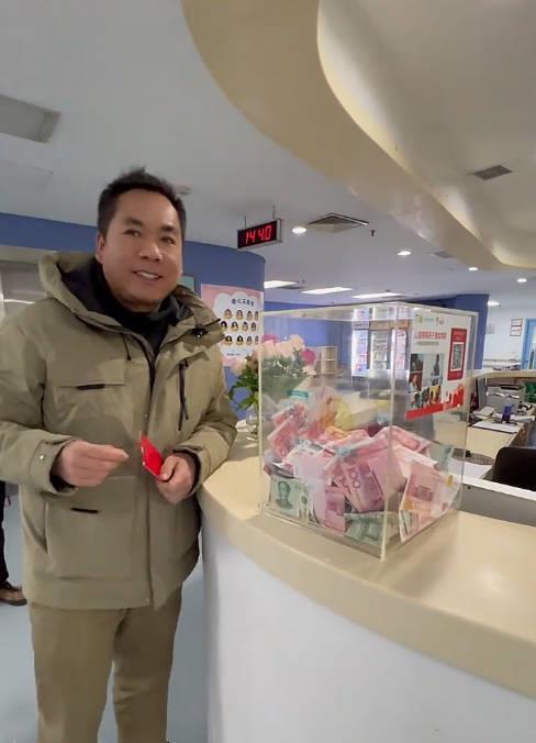 网友虎哥到医院捐款.jpg