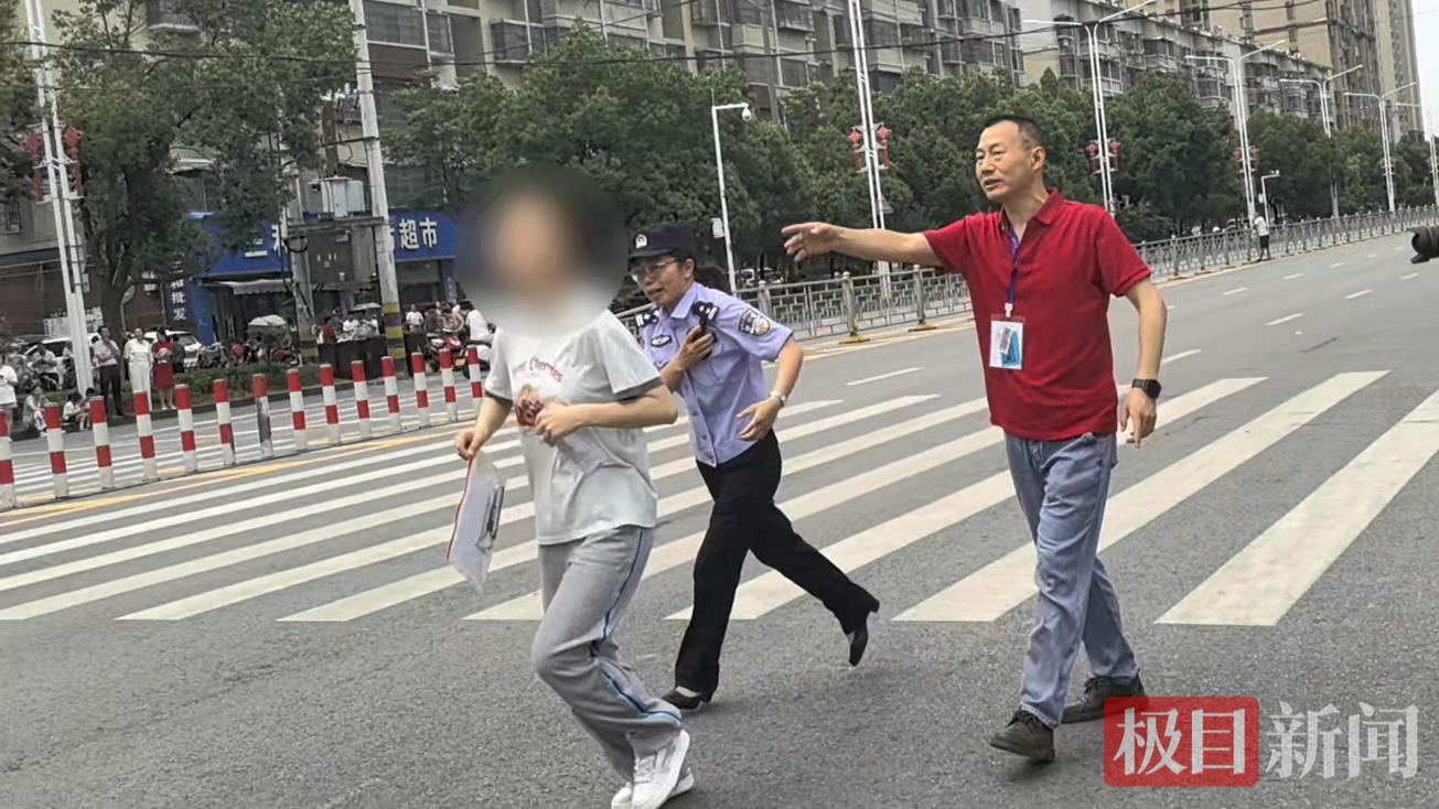 图一 考生向民警救助.png