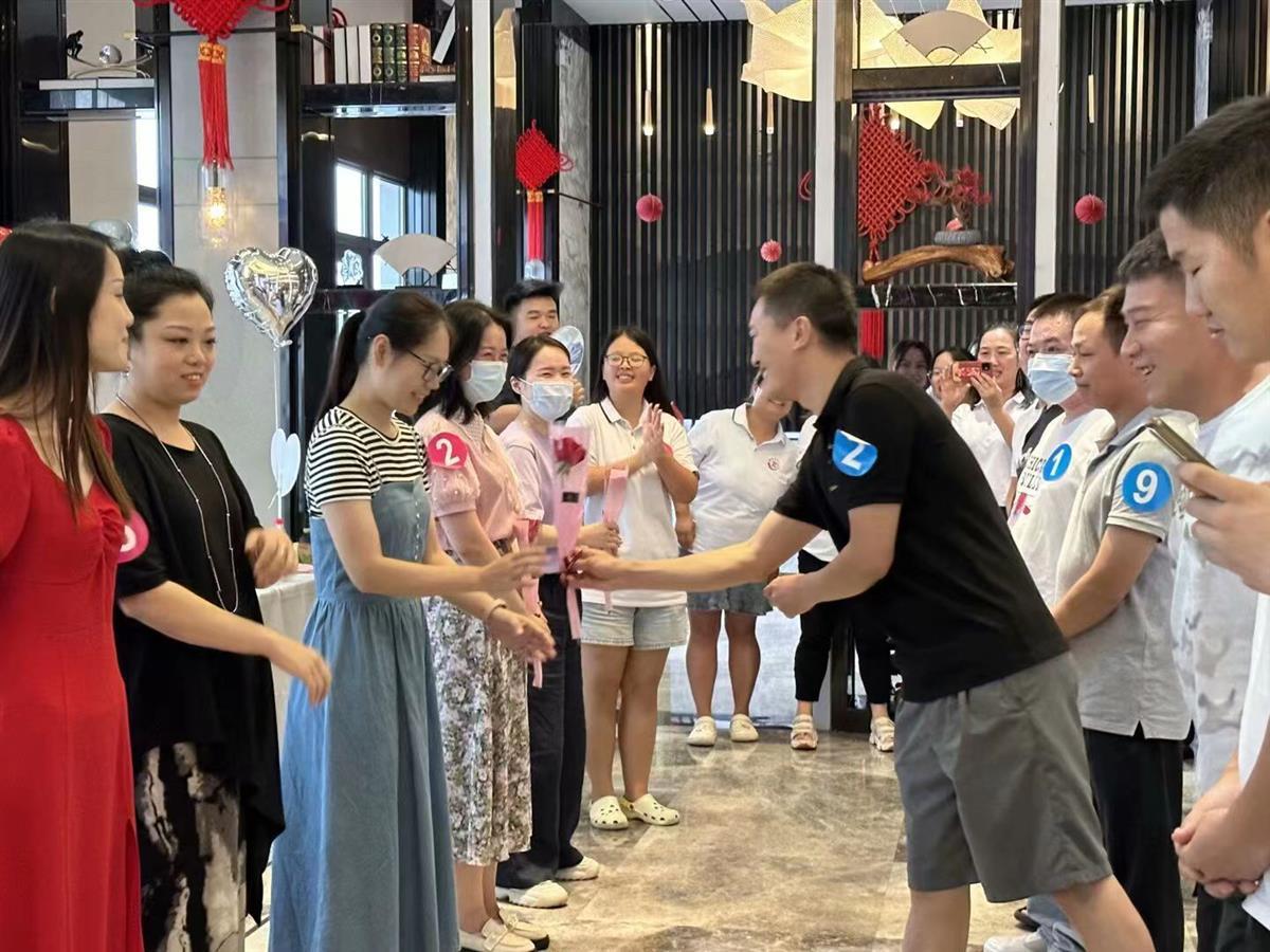 武汉经开区江大园社区举办七夕相亲交友活动