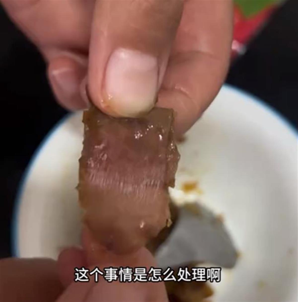 女子自称宝宝在粽子中吃出带血创可贴，来伊份：已内部排查