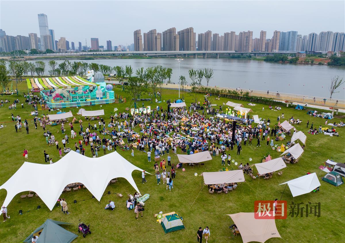 武汉龙阳湖公园举办露天音乐会 | 极目新闻