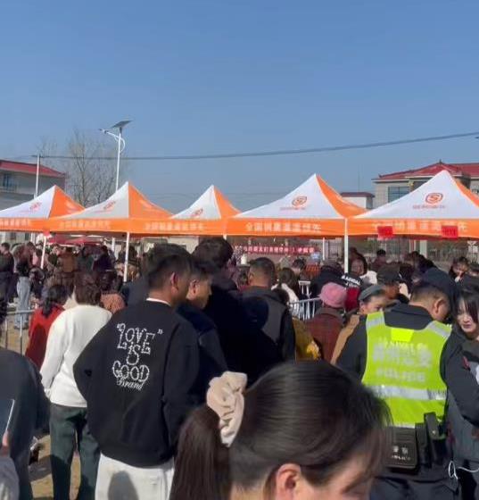 安徽阜阳网红村干部杀猪宴，粉丝排队两小时享美食盛宴