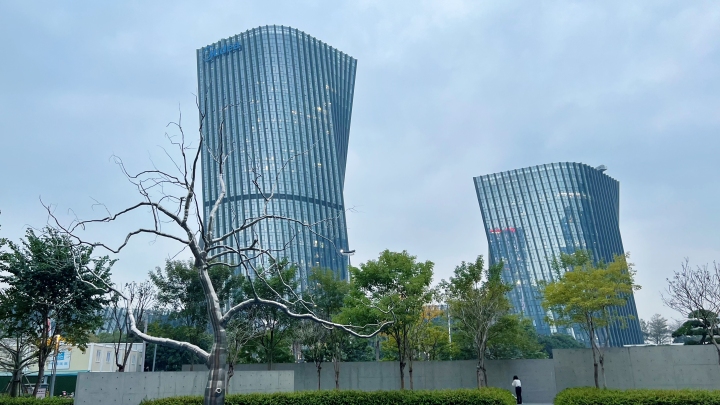 05 图为美的集团总部大楼,西南侧还有四栋以美的为名的全新楼宇正拔地