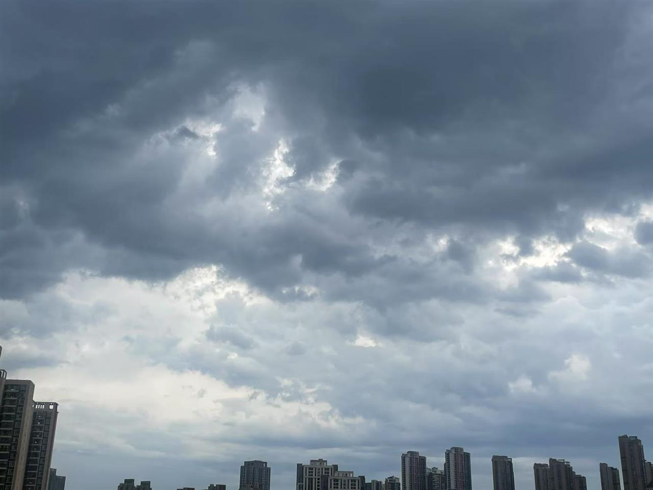 武汉红色预警两连发！强降雨进入最强时段，8级大风紧随而来！