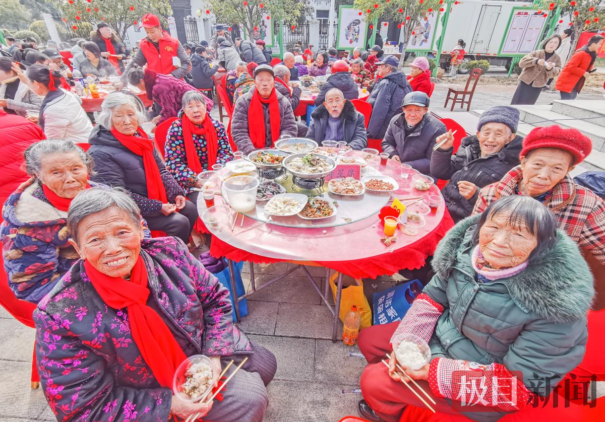 荆州区马山镇双垱村团年宴现场，寿星席的10位老人岁数加起来超过800岁。（极目新闻记者 黄志刚 摄）.jpg