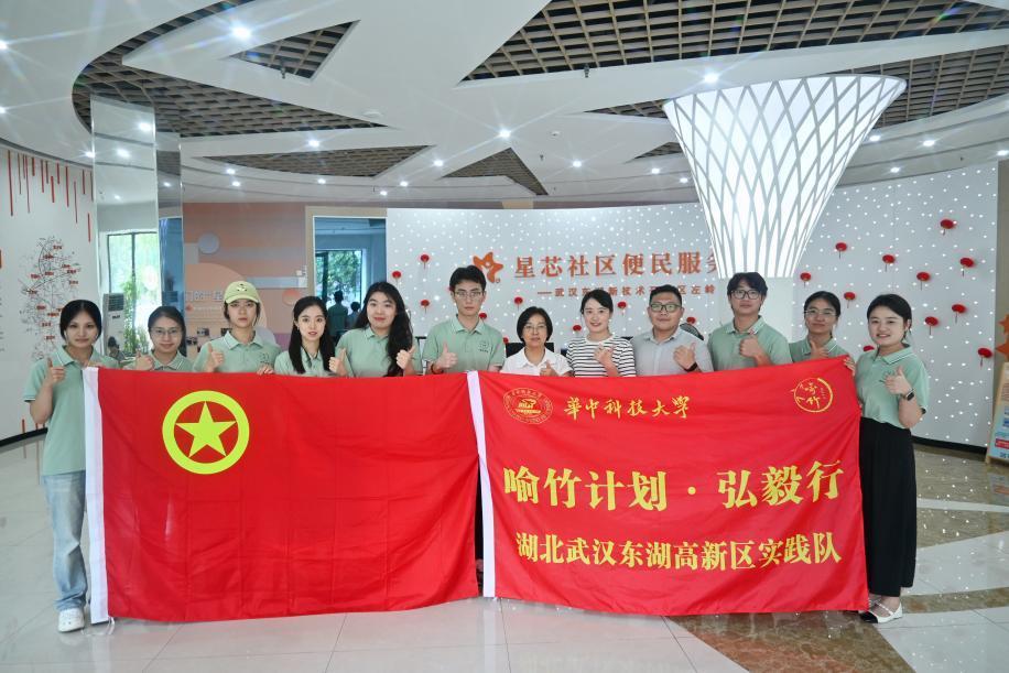 实践队与社区工作人员合影.jpg 实践队与社区工作人员合影.jpg
