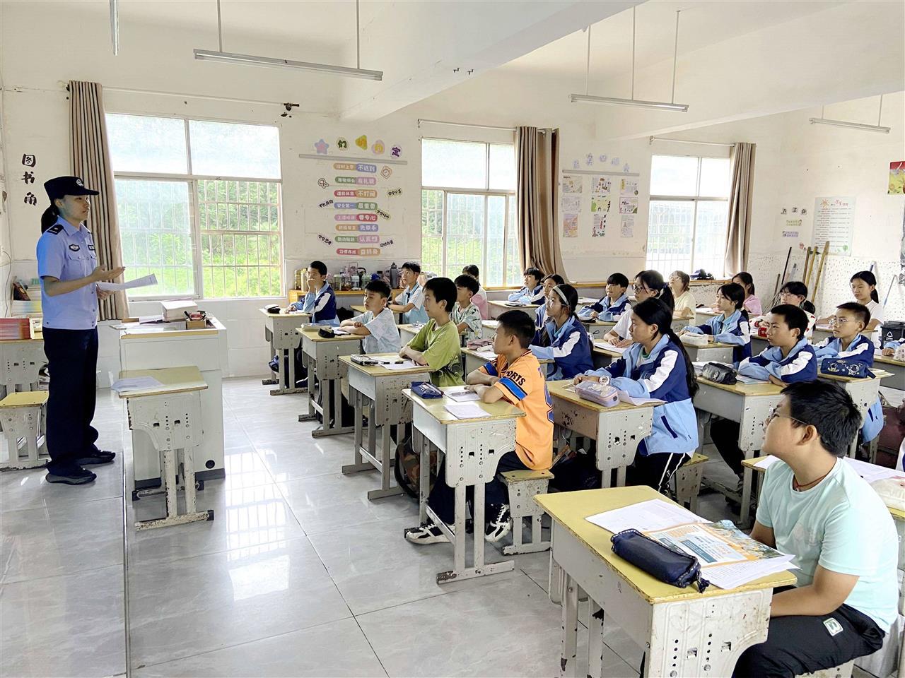 图3：民警在校上暑期安全课.jpg