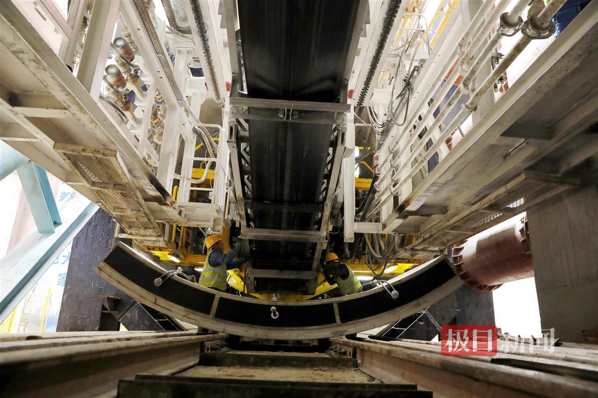 3月11日，武汉地铁 11 号线四期工程“行稳号” 盾构机顺利始发，作业人员进行最后的安全检查。袁永华 摄.jpg