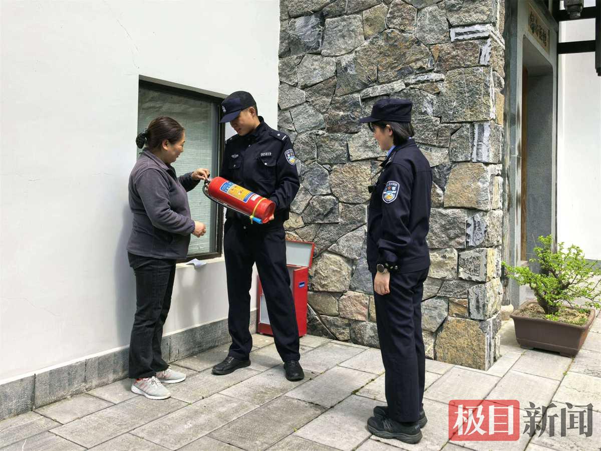图为：民警对旅馆进行安全检查 (4).jpg