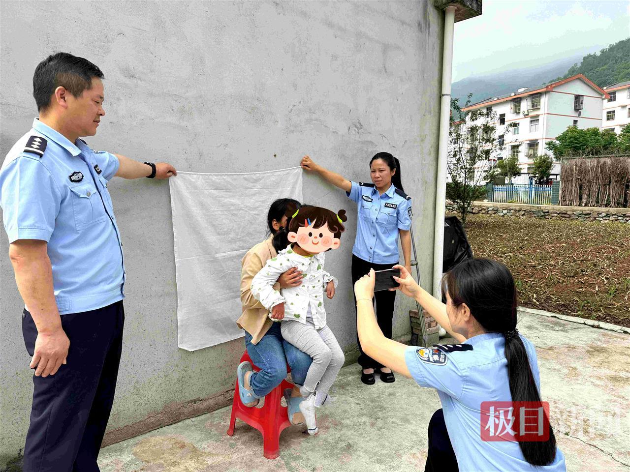 图1:民警上门为行动不便小孩办证.jpg 图1:民警上门为行动不便小孩办证.jpg