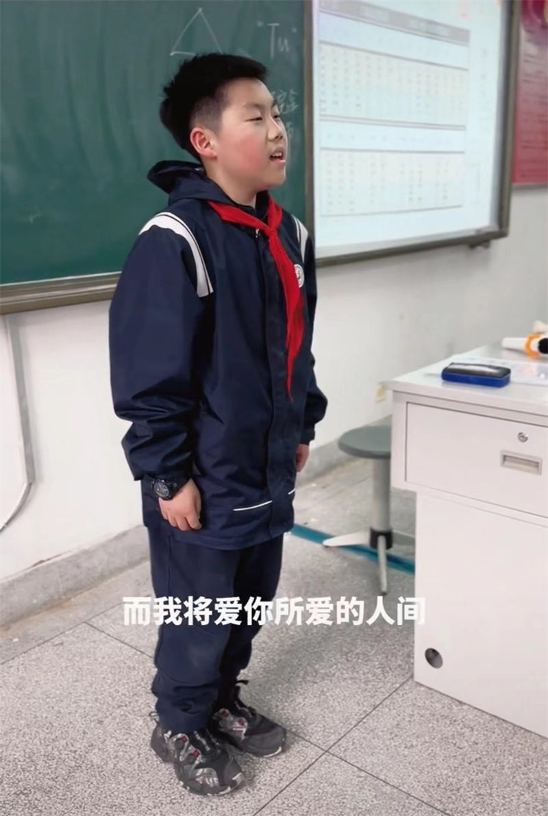 初一男孩音乐课上在讲台前清唱《如愿》,嗓音清澈,自带混响,惊艳了