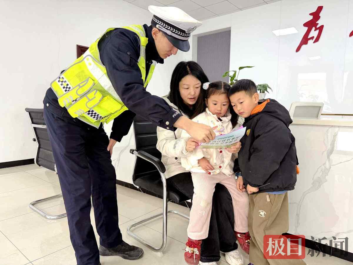 图3：交警向群众普及交通安全知识.jpg